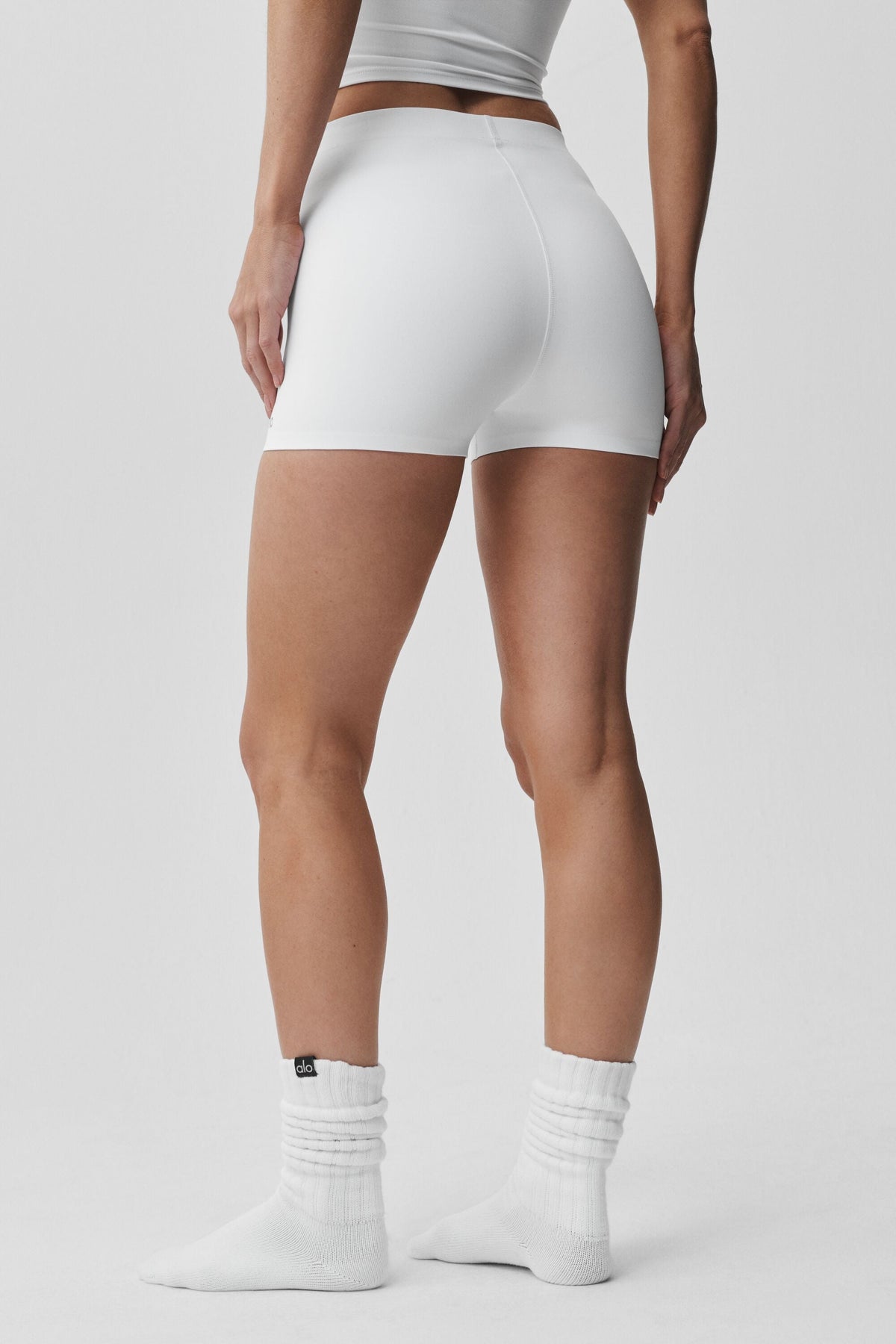 2' ALO Softsculpt Mid-Rise Short - White